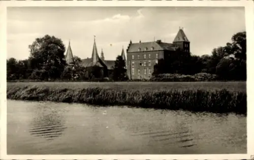 Ak Geldern am Niederrhein, Schloß Haag, Wasseransicht, Bäume, keine Personen
