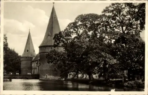 Ak Geldern am Niederrhein, Schloss Haag, zwei spitze Türme, Baum, Wasser