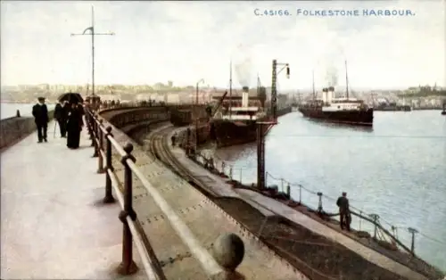 Ak Folkestone Kent England, Hafenansicht, Schiffe, Spaziergänger, Promenade