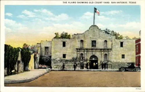 Ak San Antonio Texas USA, Alamo, Innenhof,  Flagge, Auto,  Persönlichkeiten