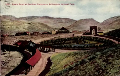 Ak Gardiner Montana USA, Rustic Depot, Eingang zum Yellowstone Nationalpark, Züge, Landschaft