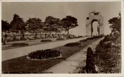 Ak Leicester East Midlands England, War Memorial, Victory Park,  Blumenbeete, Bäume