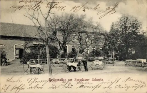 Ak Bodenwerder an der Weser, Restauration zur Spradower Schweiz, Gastgarten, Tische, Bäume, Perso