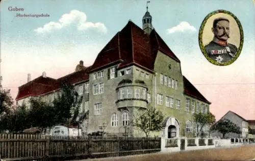 Ak Guben in der Niederlausitz,  Hindenburgschule, Generalfeldmarschall Paul von Hindenburg