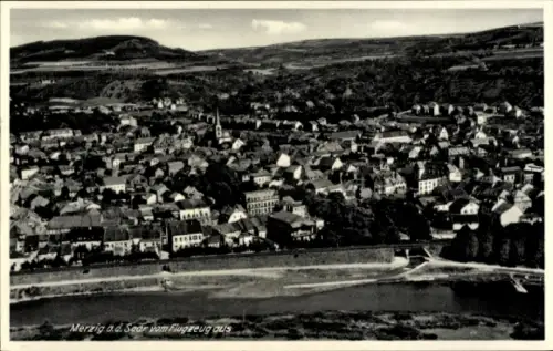 Ak Merzig an der Saar, Luftaufnahme von  Häuser, Kirche, Saarfluss