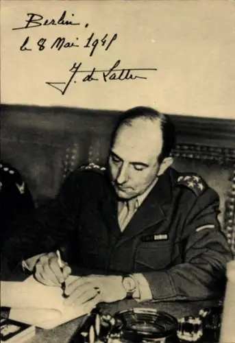 Ak General Jean de Lattre de Tassigny, Porträt in Uniform am Schreibtisch