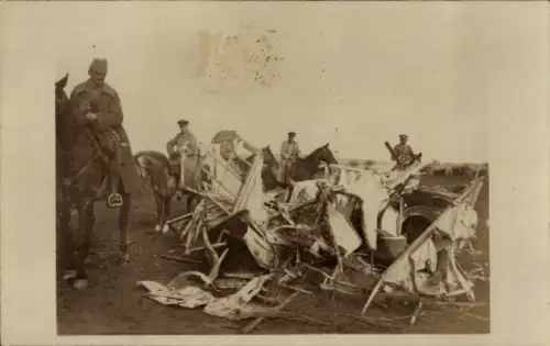 Foto Ak Abgeschossenes Flugzeug mit einem Stück davon bei Nagi Dalmatsch, 1. WK