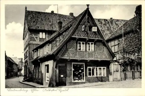 Ak Lauenburg an der Elbe, Ältestes Haus, Fachwerkgebäude, Lampengeschäft, Straßenpartie