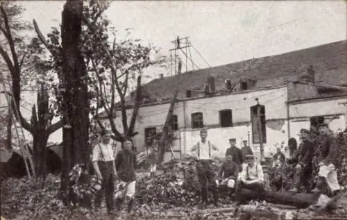 Ak Chemnitz Sachsen, Tiergarten Scheibe, Militär bei Aufräumungsarbeiten n. d. Sturm a. 27. Mai 1916
