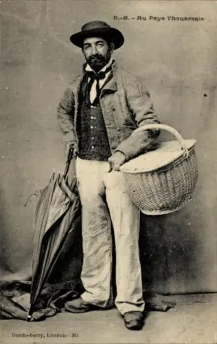 Ak Au Pays Thouarsais, Mann in Tracht, Korb, Schirm