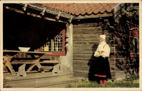 Ak Dalarna Schweden, Frau in Tracht, Holzhaus