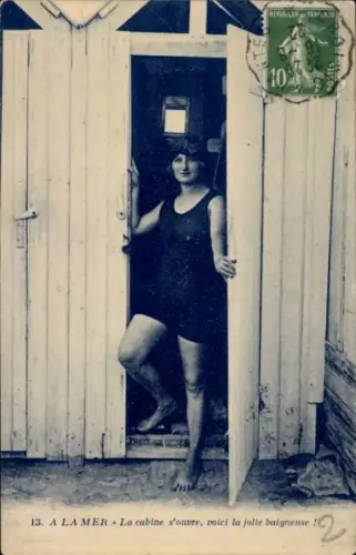 CPA A la Mer, La cabine s'ouvre, voici la jolie baigneuse
