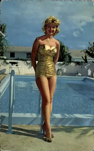 Ak Junge Blondine in goldenem Badekleid, Portrait am Schwimmbecken