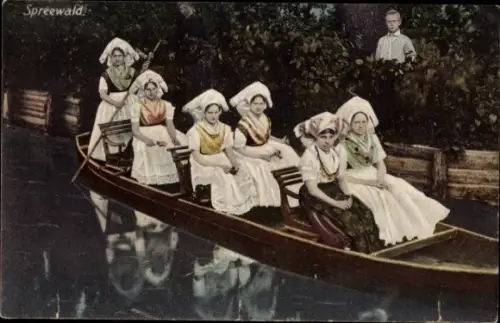 Ak Spreewald, Spreewälderinnen in Tracht in einem Kahn