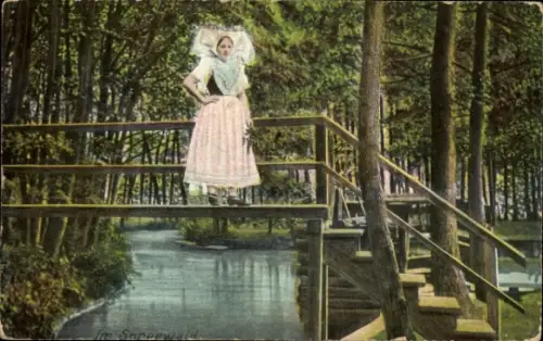 Ak Im Spreewald, Spreewälderin in Tracht auf einer Holzbrücke