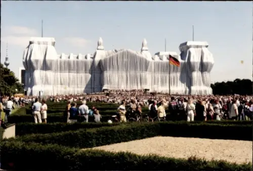 Ak Berlin Tiergarten, Reichstagsgebäude, Verhüllter Reichstag, Christo und Jeanne-Claude 1995