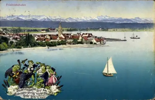Ak Friedrichshafen am Bodensee,  Stadtansicht, Berge im Hintergrund, Segelboot, fröhliche Figuren