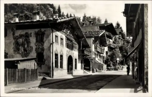 Ak Partenkirchen in Oberbayern,  alte Häuser, Straße, Schwarz-Weiß-Foto
