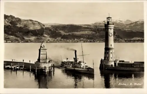 Ak Lindau am Bodensee Schwaben, Lindau i. B., Hafen, Boot im Wasser, Leuchtturm, Statue