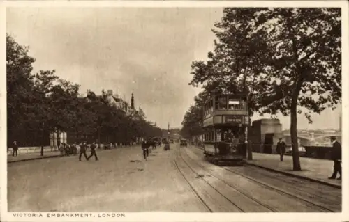 Ak Westminster London City, Victoria Embankment,  Straßenansicht, Straßenbahn, Fußgänger