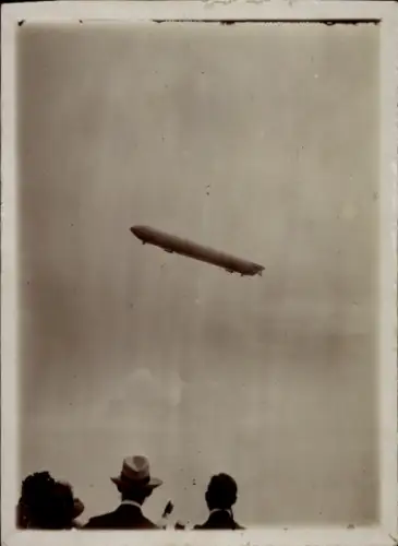Foto Ak Potsdam, Zeppelin, Luftschiff, Zuschauer