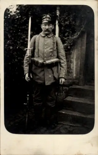 Foto Ak Oberzwehren Kassel in Hessen, Deutscher Soldat in Uniform, Bajonett