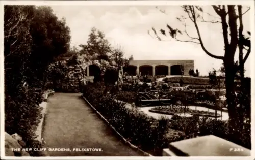 Ak Felixstowe Suffolk England, Gartenlandschaft, Felsen, Wege, Pflanzen, Menschen im Hintergrund