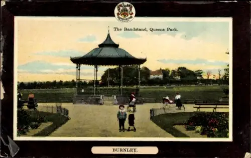 Ak Burnley Lancashire England, Bandstand im Queens Park, Kinder, Bänke, Burnley