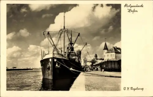 Ak Ustka Stolpmünde Pommern, Frachtschiff im Hafen