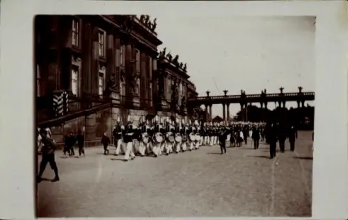 Foto Ak Potsdam, Stadtschloss, Breite Straße, Parade