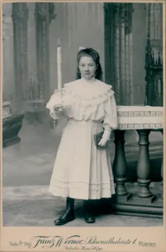 Kabinett Foto München, Erste Kommunion, Mädchen mit Kerze