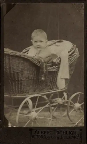 Kabinett Foto Hamburg Altona, Baby im Kinderwagen