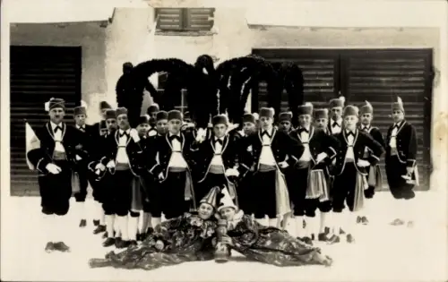 Foto Ak Gruppenfoto der Männer in Trachten und Karnevalköstümen
