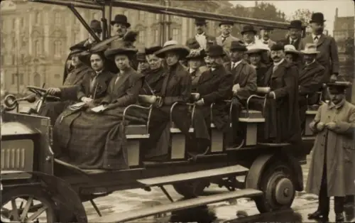 Foto Ak München, Fremdenrundfahrten, Touristen, Auto