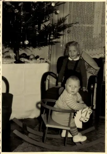 Foto Ak Weihnachten, Tannenbaum, Kinder, Schaukelpferd