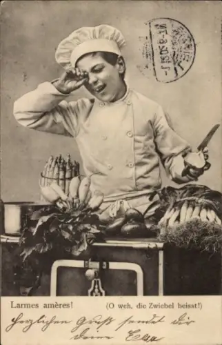 Ak Junge in der Küche, Junger Koch, O weh, die Zwiebel beisst