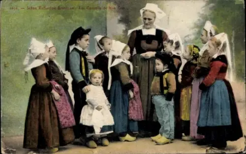 Künstler Ak Bretonische Nonne mit Waisenkindern in Tracht