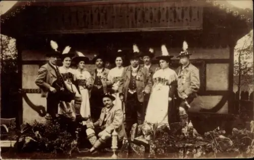 Ak Gruppe in bayrischen Trachten