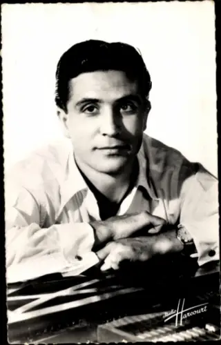 Ak Sänger Gilbert Bécaud, Portrait, Klavier