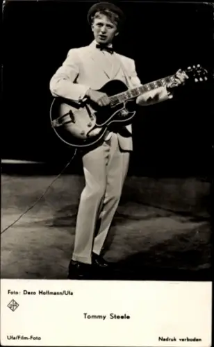 Ak Sänger und Schauspieler Tommy Steel mit Gitarre