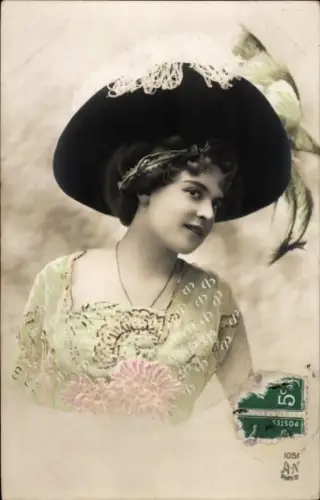 Ak Junge Frau mit federgeschmücktem Hut, Portrait, coloriert