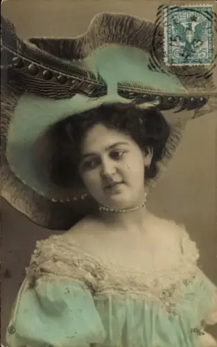 Ak Junge Frau, Portrait mit großem Hut, Feder, coloriert