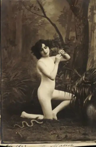 Ak Nackte Frau, Frauenakt, Ganzkörperanzug, Wald, Schlange