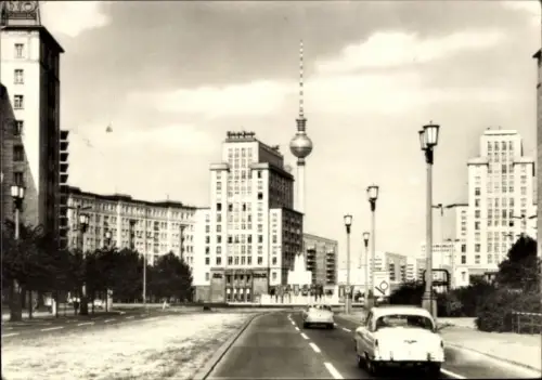 Ak Berlin Friedrichshain, Strausberger Platz, Fernsehturm, UKW Turm der Deutschen Post