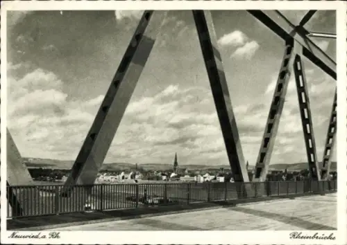 Ak Neuwied am Rhein, Rheinbrücke,  Landschaft, Wolken, Stadtansicht