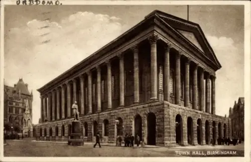 Ak Birmingham West Midlands England, Stadtansicht,  Town Hall, Statue, Menschen