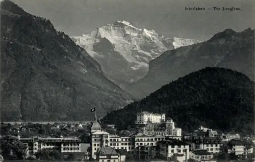 Ak Interlaken Kanton Bern Schweiz,  Die Jungfrau, Berge, Stadtansicht