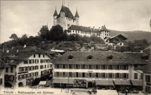 Ak Thun Kanton Bern Schweiz, Rathausplatz, Schloss   Gebäude, Schwarz-Weiß-Foto