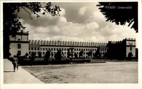 Ak Poznań Posen, Posen-Universität, Gebäude, Bäume, Himmel, keine Personen