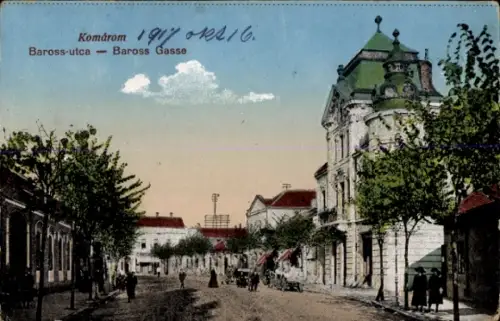 Ak Komárom Komorn Ungarn, Baross Gasse, Straßenansicht, Menschen, Bäume,  Gebäude
